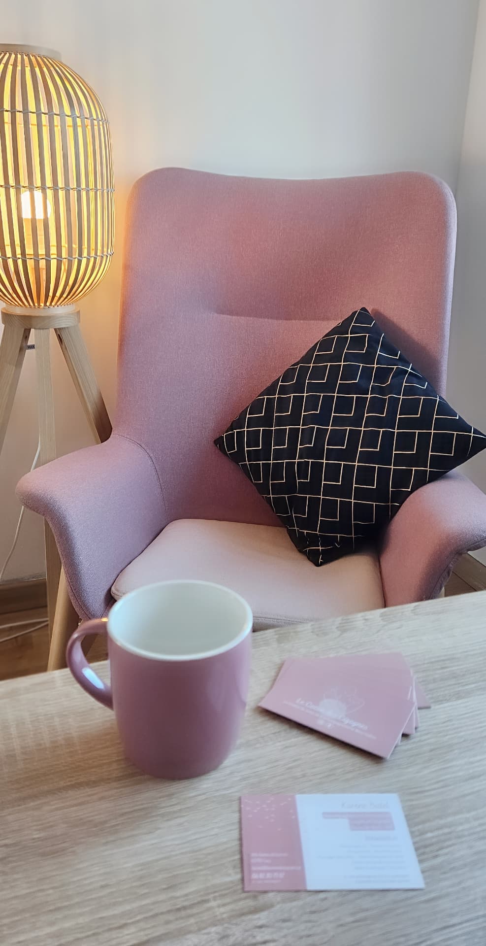 Espace cocooning avec fauteuil rose